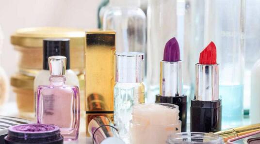 百代佳人 以自然之美，重塑極致的化妝品生活館體驗